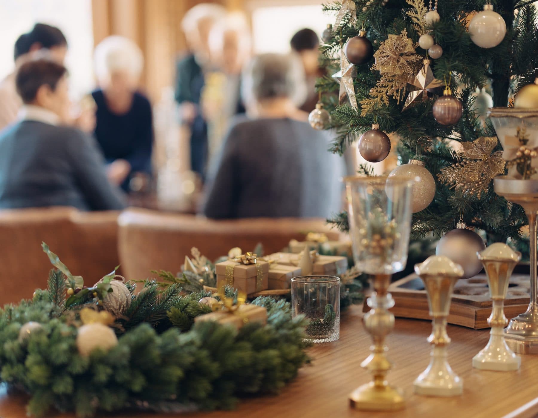 クリスマス。ツリーと飾りのある部屋に集まる様子